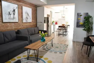 Best Spot in Town! Sunny Terrace - 3 bedrooms w/ private bathrooms - Fast Wi-Fi