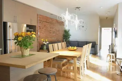 Image de Rare Find! Ground Floor apartment near metro. Patio, 4 bedrooms + 4 bathrooms.