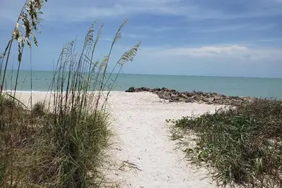 Image de Bonita Springs 2 Bedroom Ground Floor Vanderbilt Lakes Condo Near the Gulf!
