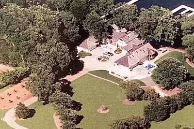 Image de Beautiful Lake Front Home on 5 acres. . . multi family vacations