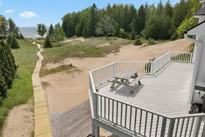 Image de Stunning Lakefront with private sand beach- boardwalk to water!