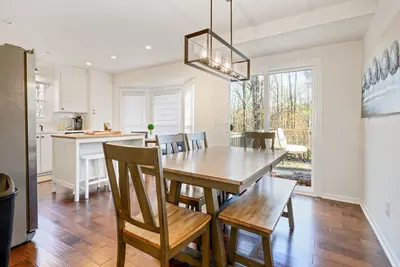 Image de Majestic Modern Home Quick Access to Dt Woodstock