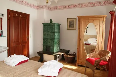 Image de Vacation apartment with park-like garden in a central location