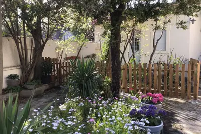Image de Small flowered house with private garden near town center