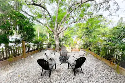 Image de Adorable Bungalow pet friendly, near beach & downtown, free bikes.