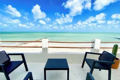 Image de Stunning Views 3 Br, 3baths, Beachfront house w\/ pool