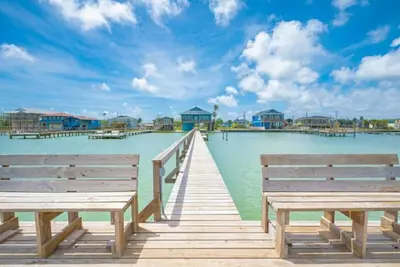 Image de Pet Friendly 4/3. 5 home on Copano Bay with private pier!