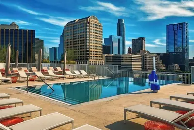Image de Downtown Austin Getaway - Modern 2br Suite w/ Rooftop Pool & Views - Near 6th St