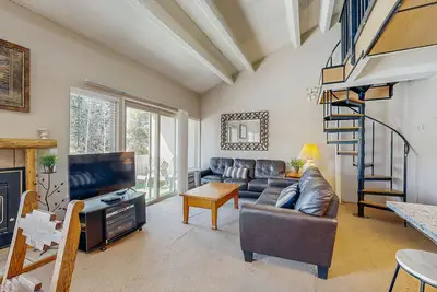 Image de Condo spacieux avec sauna partagé - à pied des pistes et de la rue Main!