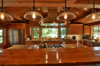 Image de Ultimate Privacy! 2 Master Suites! Stunning views! 6 bdrm & Bunkie!