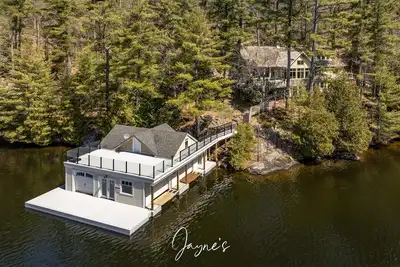 Image de Luxury Build with Boathouse, Sw Views on Lake Rosseau. 5 bdrms! Tesla Charger!