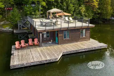 Image de Beautiful Cottage & Bunkie w/ Unbeatable Boathouse Deck! South Rosseau! Sunsets!