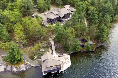 Image de Gorgeous 6 bedroom | 6 bathroom cottage with living quarters in Boathouse!