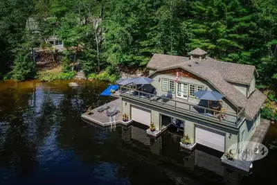 Image de Live the Good Life on Lake Muskoka! 6 bdrm 5 bath Cottage +Boathouse! Sleeps 17!