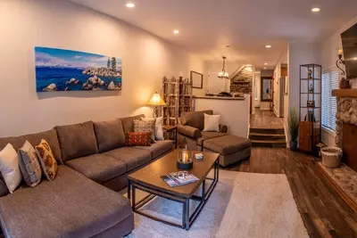 Image de Fully Stocked & Spacious McCloud 3Bed/ 2. 5 Walk to Lake 1-Car Garage