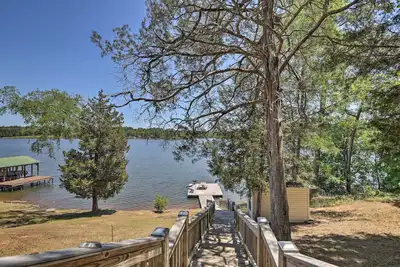 Image de House w\/ Dock + Slide Situated on Lake Sinclair!