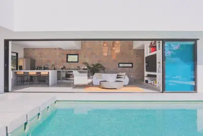 Image de Magazine Cover - Salt Water Pool & Jacuzzi - Outdoor Tub - Gym - Concierge