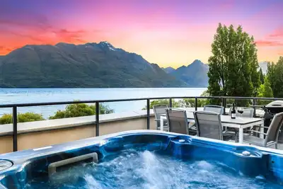 Image de Central Luxury at 408 The Beacon | Hot Tub | 2 Bed | 2 Bath