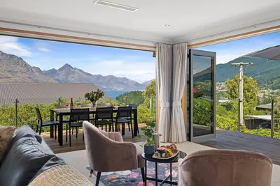 Image de Central Whakatipu Haven | Hot Tub | Bbq | Outdoor Living