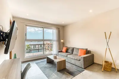 Image de Stylish condo with balcony, city view, fast WiFi, Ac, & pool - near the beach