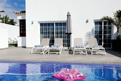 Image de Spacieuse villa de trois chambres avec piscine
