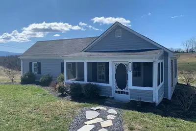 Image de Country cottage beside stocked pond on 40 acres and Blue ridge Mountain View