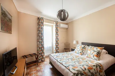 Chez Léoncie, studio with small balcony in the heart of Bonnieux.