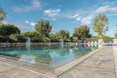 Image de Appartement dans une maison de vacances avec climatisation, piscine, Wifi, Tv, terrasse, parking