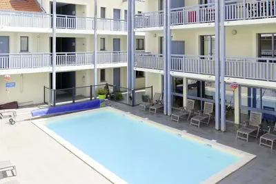 Image de Bel appartement avec bain à remous, piscine, Wifi, Tv, terrasse, animaux admis et parking