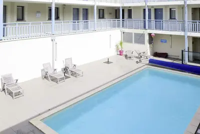 Image de Bel appartement avec Wifi, bain à remous, piscine, Tv, terrasse, animaux admis et parking