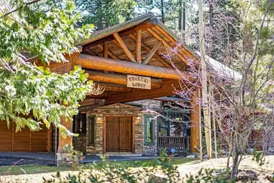 Image de 1138 Lakeshore - One-of-a-kind Lakeshore Boulevard log cabin