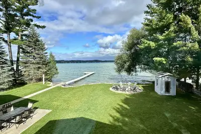 Image de Torch Lake Waterfront Wonder--crystal clear water & shallow sandy walk-out