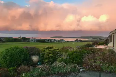 Image de Ocean, Golf course and Mountain Views. Walk 3/4mi to the beach
