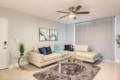 Image de Modern and chic 1b/1b in South Florida near Beach