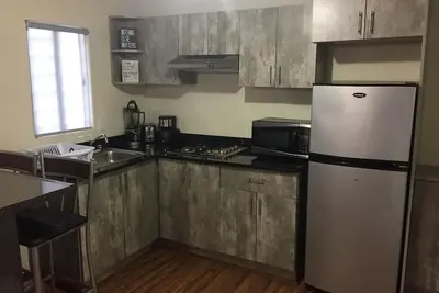 Image de Clean & safe apartment. Near borders & airport!