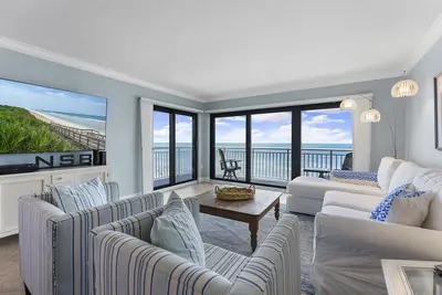 Image de Updated direct oceanfront corner with a wrap-around balcony, heated pool and beach access