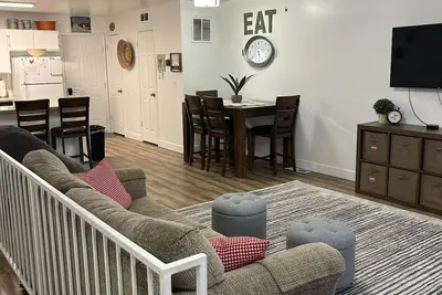 Image de Red Hen Rental - Immaculately clean 2 king bed Condo w/1 full bath & 1 half bath