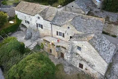 Image de belle maison caussenarde à deux pas des gorges du tarn