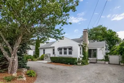 Image de Bonnet Shores Bliss! - Walk to beach, central a/c, sunroom, outdoor shower & summer fun!