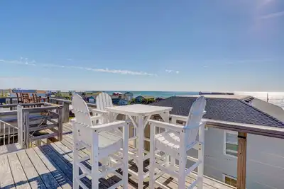 Image de Mellow Mood. Awesome roof top deck with fabulous views of the ocean