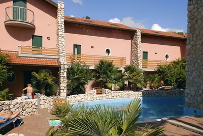 Image de Appartement dans une maison de vacances avec climatisation, piscine, Wifi, Tv, terrasse, parking