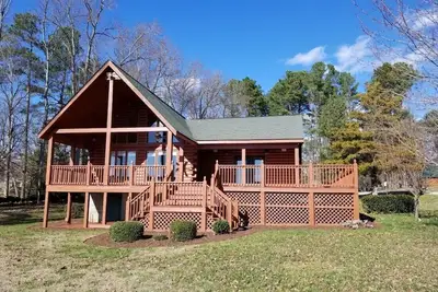 Image de Beautiful 3 bedroom, 2 bath Log Home with Sandy Beach & Expansive Lake Views! !
