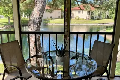 Image de Sf-near Beaches and Img, Pool, Tennis, Pickleball, Shorewalk condo 2 Bedroom/2 Bath lake view