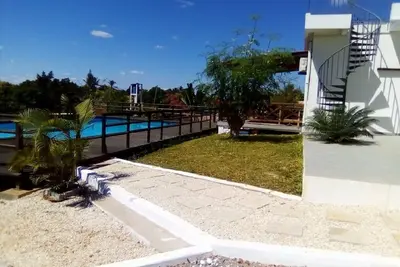 Image de Location Villa Vacances Majunga. 6 personnes. Villa de charme avec piscine.
