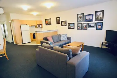 Image de Prime Location | 2br Grand Apt | Courtyard | North Adelaide | Near Cbd Events + Private Parking
