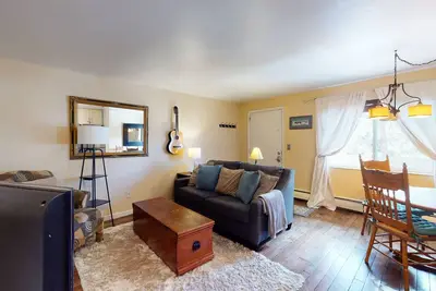 Image de Cozy ski condo w/ a full kitchen - just steps from shops, restaurants, & slopes