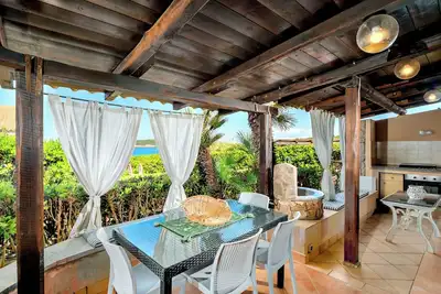 Charmante villa avec vue sur la mer, Wi-Fi, jardin et terrasse.
