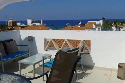 Image de Villa Omorfo Theire has lovely roof top terrace sea views, right by Sirena Bay.