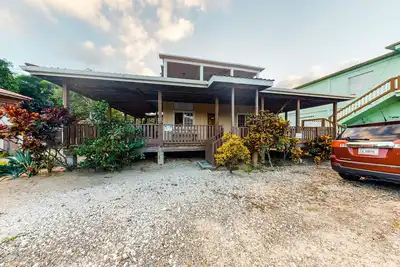 Image de Two studios w\/ ocean views, deck, partial Ac & free WiFi - close to the beach