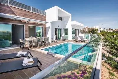Image de 3 Bed Room Villa in Albufeira + Private Heated Pool (on request)